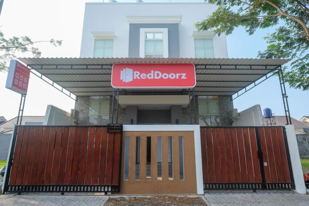 Reddoorz Near Kawasan Bandara Ahmad Yani Semarang 2 Hotel Exterior photo